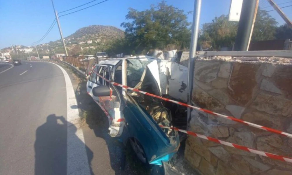 Τροχαίο στη Λ. Αθηνών-Σουνίου – ΙΧ αυτοκίνητο «καρφώθηκε» σε τοίχο